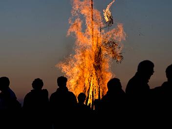Johannisfeuer locken auch im Kreis Bamberg viele Menschen an.  Foto: Archiv/dpa