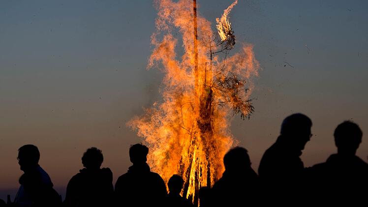 Johannisfeuer locken auch im Kreis Bamberg viele Menschen an.  Foto: Archiv/dpa