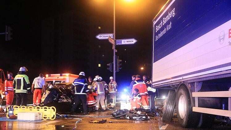 Bei dem Unfall am Berliner Ring in Bamberg vom 22.12.2017 wurden die drei Insassen des BMW schwer verletzt. NEWS5 / Merzbach