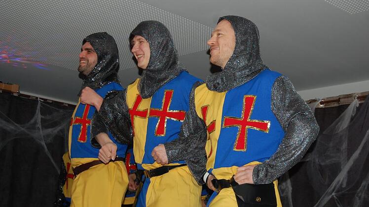 Die "Ritter der Kokosnuss" Thomas Müller, Markus Köth und Benjamin Breitenbach (von links) in Aktion. Sie gehören zum Männerballett.Anna-Lena Herbert