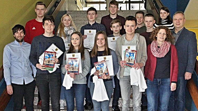 Mathe ist für diese Schüler offensichtlich kein "Horrorfach." Sie vertreten das FRG in Ebern mit tollen Leistungen. Platz eins belegten die vier Schüler (vorne, ab Zweiter von links) Felix Dümig, Jorina Bühler, Ricarda Bühler und Lukas Mönch, mit denen sich stellvertretender Schulleiter Steffen Schlüter (rechts) sowie Lehrerin Renate Hatzinger (Zweite von rechts) und Mathelehrer Alexander Sarwanidi (links) freuen.Helmut Will