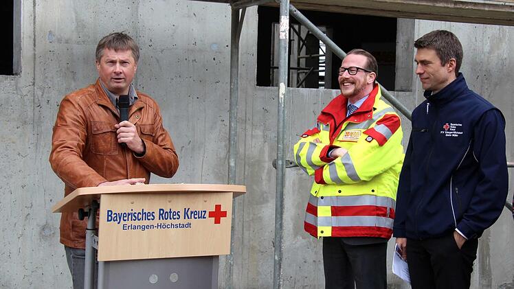 Architekt Stefan Quandt erfreute Dirk Goldstein und Stefan Müller (v. l.) mit seinem Bericht über den Verlauf der Arbeiten.   Foto: Richard Sänger