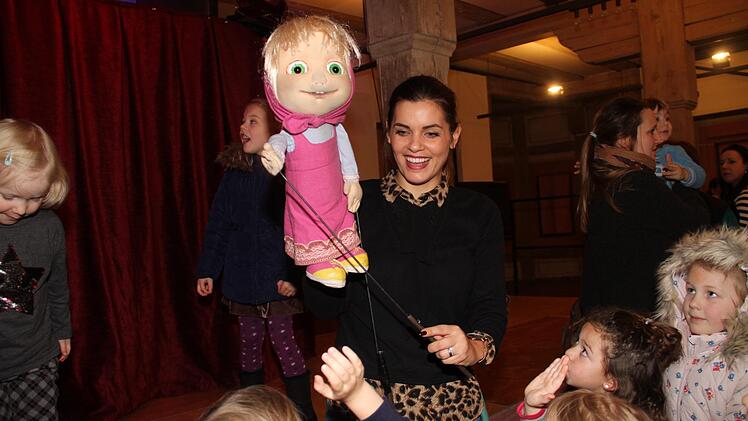 Nach der Vorstellung durften sich die Kinder von Mascha und Puppenspielerin Georgina Sperlich  verabschieden. Foto: Gerda Völk