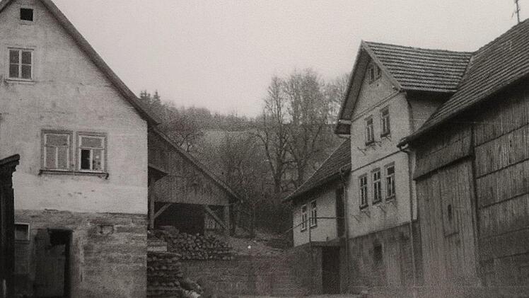 Ein typischer Rhönbauernhof in Altglashütten. Foto:  Diasammlung zu den abgesiedelten Ortschaften im Stadtarchiv Bad Brückenau