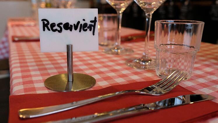 Wer keinen Tisch reserviert, kommt in vielen Restaurants nicht zum Zug.  Symbolfoto: Marcus Brandt/dpa