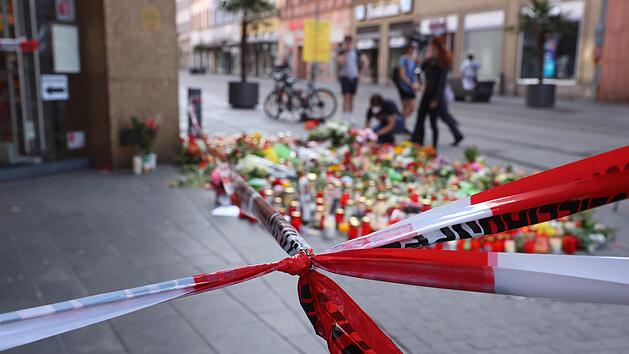 Nach dem Messerangriff wurden Blumen und Kerzen vor dem Kaufhaus in der W&uuml;rzburger Innenstadt abgelegt.