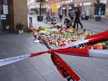 Nach dem Messerangriff wurden Blumen und Kerzen vor dem Kaufhaus in der Würzburger Innenstadt abgelegt.
