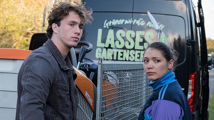 Lasse Möller (Justus Johanssen) und seine Freundin Maria Inonesco (Irina Potapenko) betreiben auf Sylt einen Gärtnerei-Service für wohlhabende Kunden.