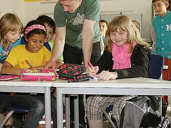Julian Kiesewetter hilft als Schulsozialarbeiter Ann-Sophie, Madonna und Sarah bei ihren Schularbeiten. Foto: Ralf Kestel