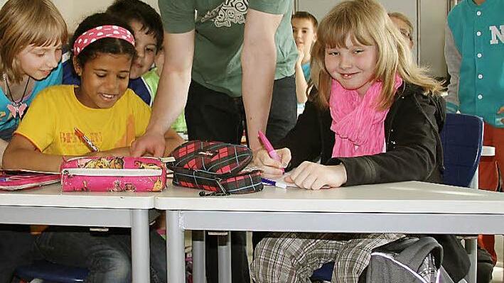Julian Kiesewetter hilft als Schulsozialarbeiter Ann-Sophie, Madonna und Sarah bei ihren Schularbeiten. Foto: Ralf Kestel