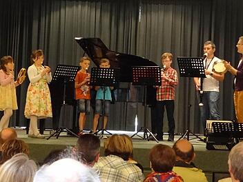 Im Ensemble glänzten (von links) Laureen und Lea Berger, Lukas und Fabian Bullnheimer, Matthias Horn, Iwan Iwanov und die Lehrkraft Ulrike Zeidler. Foto: Johanna Eckert