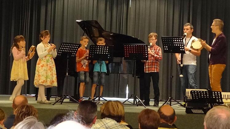 Im Ensemble glänzten (von links) Laureen und Lea Berger, Lukas und Fabian Bullnheimer, Matthias Horn, Iwan Iwanov und die Lehrkraft Ulrike Zeidler. Foto: Johanna Eckert