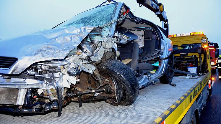 Schwer verletzt wurde ein Geisterfahrer auf der A 7, der in diesem Auto in falscher Richtung unterwegs war und mit einem entgegenkommenden Fahrzeug kollidierte. Foto: Peter Rauch