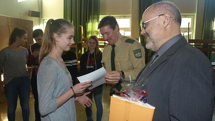 Polizeihauptmeister Matthias Kleren bedankt sich bei Derya David, daneben Bürgermeister Franz Kuhn. Foto: Stefan Geiger