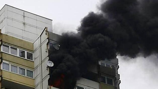 Beim Eintreffen der Feuerwehren drang dichter Rauch aus dem Geb&auml;ude.  Foto: db&ouml;