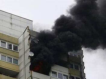 Beim Eintreffen der Feuerwehren drang dichter Rauch aus dem Gebäude.  Foto: dbö