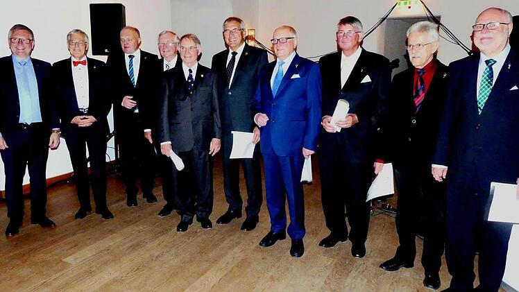 Sieben Gründungsmitglieder erhielten das Clubabzeichen für 30-jährige Lions-Mitgliedschaft. Foto: Dieter Hübner