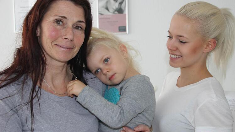 Daniela mit zweien ihrer Kinder, Lia und Michelle.