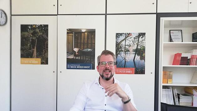 Bernhard Loges nun in seinem B&uuml;ro und vor den ersten Plakaten  seiner Intendanz. Carolin Herrmann