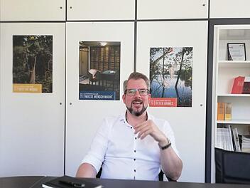 Bernhard Loges nun in seinem Büro und vor den ersten Plakaten  seiner Intendanz. Carolin Herrmann