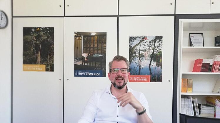 Bernhard Loges nun in seinem Büro und vor den ersten Plakaten  seiner Intendanz. Carolin Herrmann
