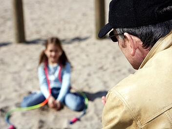 Kinder von Männern im Kreis Würzburg angesprochen