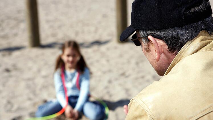 Die Polizei sucht nach einem Mann, der an einem Spielplatz in Eggolsheim Kinder angesprochen haben soll. Symbolfoto: Jörg Lange dpa/lby