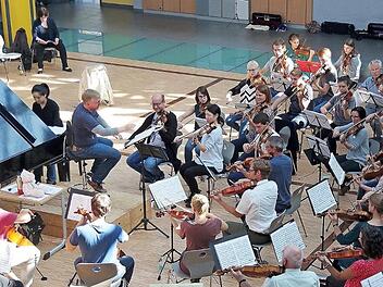 Youwei Liu übernimmt den Solopart bei Griegs Klavierkonzert a-Moll. Die musikalische Leitung obliegt Guido Mürmann. Das Foto entstand beim Probenwochenende am vergangenen Sonntag. Foto: Heike Schülein