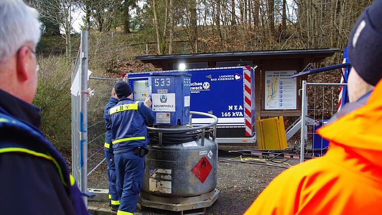 Damit der Betrieb der Pumpen rund um die Uhr gesichtert ist, muss für die Aggregate regelmäßig Treibstoff geliefert werden. Foto: Marco Meißner