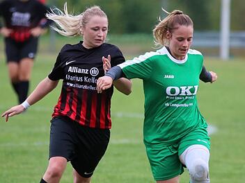 Noch immer wird ein Trainer für die Damenmannschaft gesucht. Hier im Bild Jana Schuhmann (SG Schönderling/Thulba) verfolgt von Katja Herterich (TSV Ebenhausen). Foto: Sebastian Schmitt