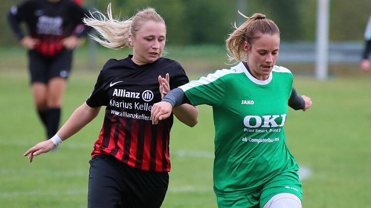 Noch immer wird ein Trainer für die Damenmannschaft gesucht. Hier im Bild Jana Schuhmann (SG Schönderling/Thulba) verfolgt von Katja Herterich (TSV Ebenhausen). Foto: Sebastian Schmitt