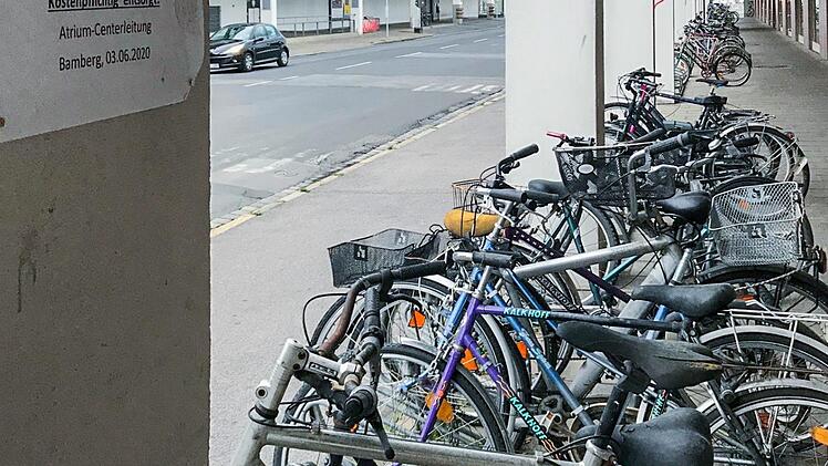 Eine beliebte Abstellfläche fällt ab sofort weg: Das Atrium droht mit einer kostenpflichtigen Entfernung der noch geparkten Fahrräder.