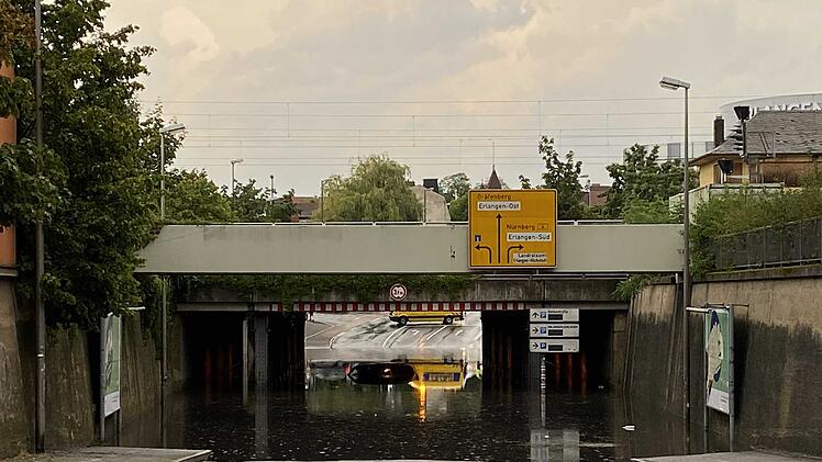 Unwetter in Mittelfranken: Übergelaufene Gully und geflutete Straßen