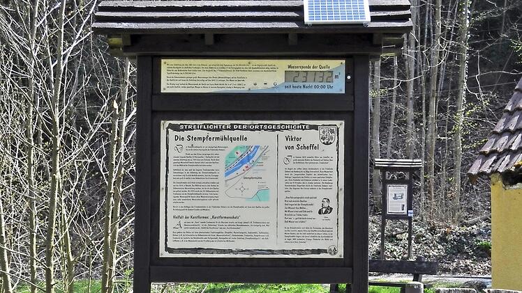 Die Infotafel mit Anzeigedisplay zeigt die Kubikmeter Wasserspende des jeweiligen Tages an und ist nun wieder in Betrieb.