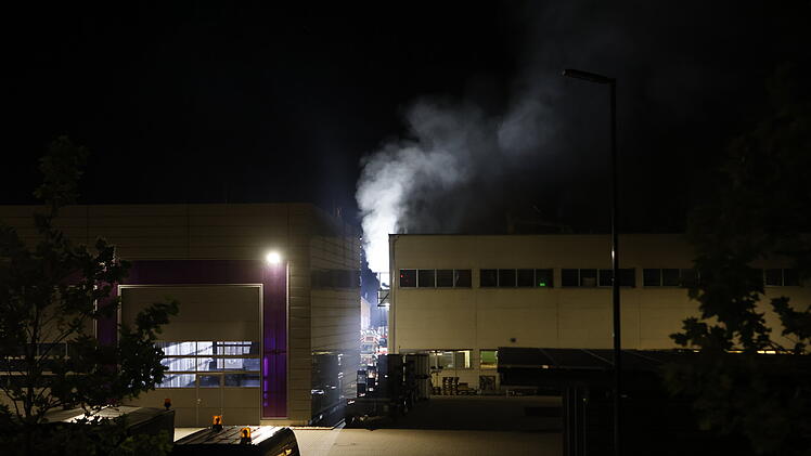 Rauch dringt aus Lagerhalle in Nürnberg: Tabak in Brand geraten