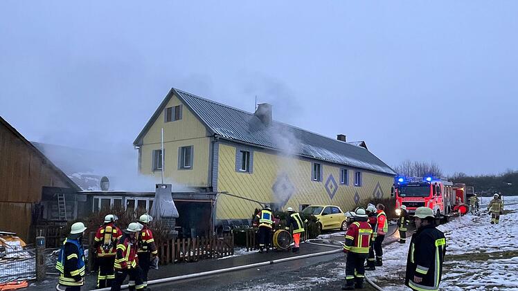 Nach Zimmerbrand: Person kommt mit Rauchgasvergiftung ins Krankenhaus