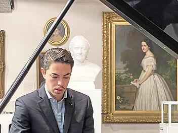 Im Alter von sechs Jahren begann Rub&eacute;n Russo Klavier zu spielen.