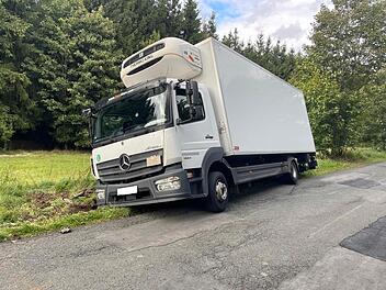 Bei Haßlach von Straße abgekommen: "Lkw hängt im Graben fest"