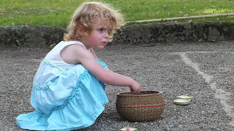 Pauline Sell beim Murmelspiel