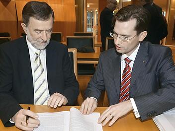Josef Martin (links), Bürgermeister von Zapfendorf, hat beim Unterschreiben des Gründungsvertrages ein Lächeln auf den Lippen. Notar Florian Dietz (rechts) wird das Dokument ans Handelsregister weiterleiten.  Fotos: Ronald Rinklef