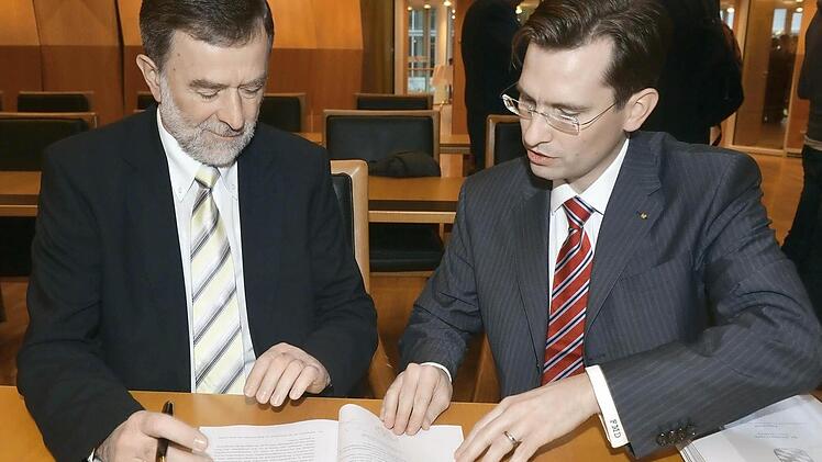Josef Martin (links), Bürgermeister von Zapfendorf, hat beim Unterschreiben des Gründungsvertrages ein Lächeln auf den Lippen. Notar Florian Dietz (rechts) wird das Dokument ans Handelsregister weiterleiten.  Fotos: Ronald Rinklef