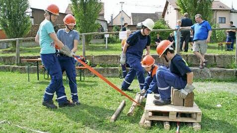 Richtig ran mussten die Teams beim Palettenziehen, denn es standen nur sechs Rundhölzer zur Verfügung, um die Palette zu transportieren.