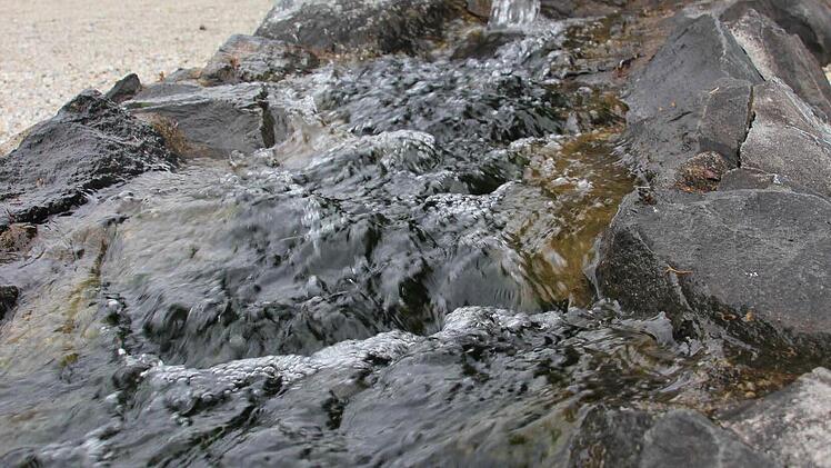 Über diesen künstlichen Bachlauf fließt das Wasser in den Badeteich.  Foto: Friedwald Schedel