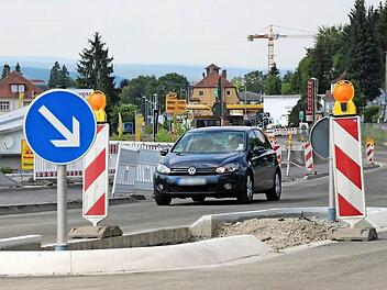 Öffentlich-private Straßenbaumaßnahmen werden für den Bundesfernstraßenbau diskutiert. Im Landkreis spielen sie für den Straßenbau noch keine Rolle. Baumaßnahmen wie hier jüngst in der Würzburger Straße werden konventionell finanziert. Foto: Benedikt Borst