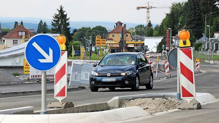 Öffentlich-private Straßenbaumaßnahmen werden für den Bundesfernstraßenbau diskutiert. Im Landkreis spielen sie für den Straßenbau noch keine Rolle. Baumaßnahmen wie hier jüngst in der Würzburger Straße werden konventionell finanziert. Foto: Benedikt Borst