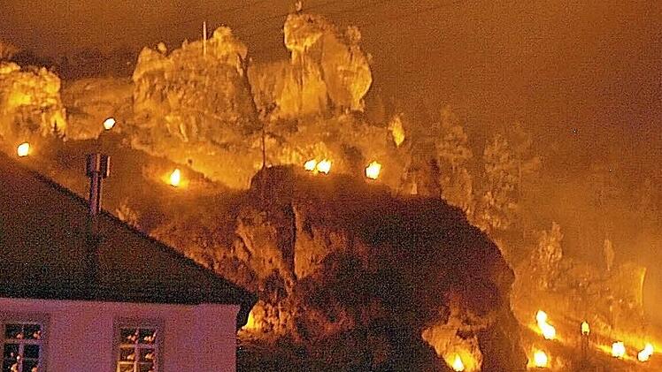 100 Holzfeuer auf den umliegenden Hängen bildeten den stimmungsvollen Hintergrund.  Foto: Thomas Weichert