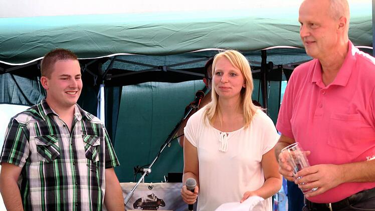 Gerald Brehm freut sich über das Bierglas und lädt alle Jugendlichen des Vereins ins Höchstadter Freibad ein