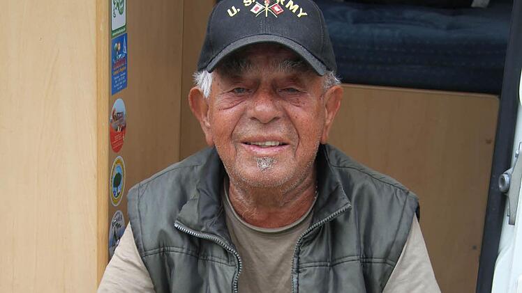 Heinz Preiß (73) findet den Wohnmobilstellplatz "sehr gut". Er ist nur auf der Durchreise. Foto: Sonny Adam