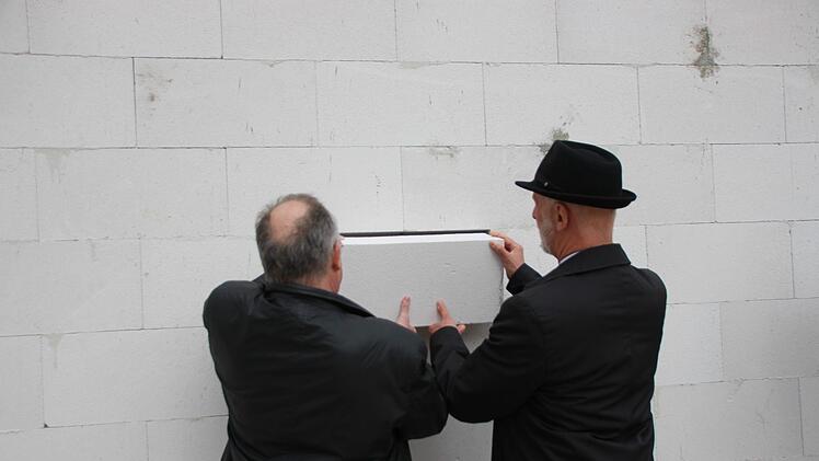 Manfred Zimmer (links) und OB Kay Blankenburg legen symbolisch den Grundstein. Foto: Benedikt Borst