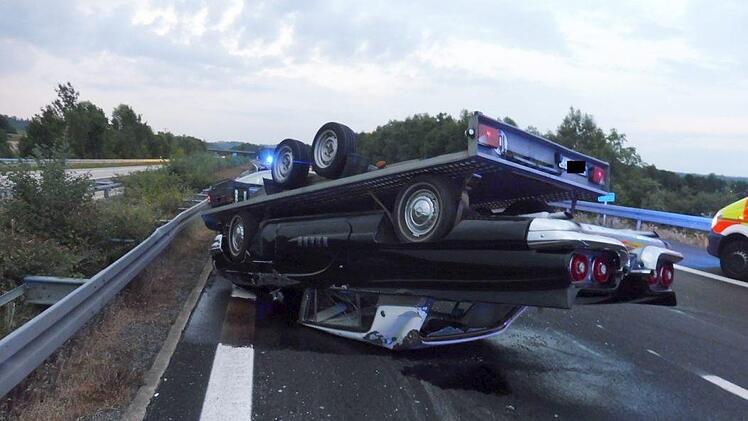 Unfall auf der A7: Der Käufer eines Oldtimers verunglückte am Samstagabend auf der Autobahn. Foto: Polizei